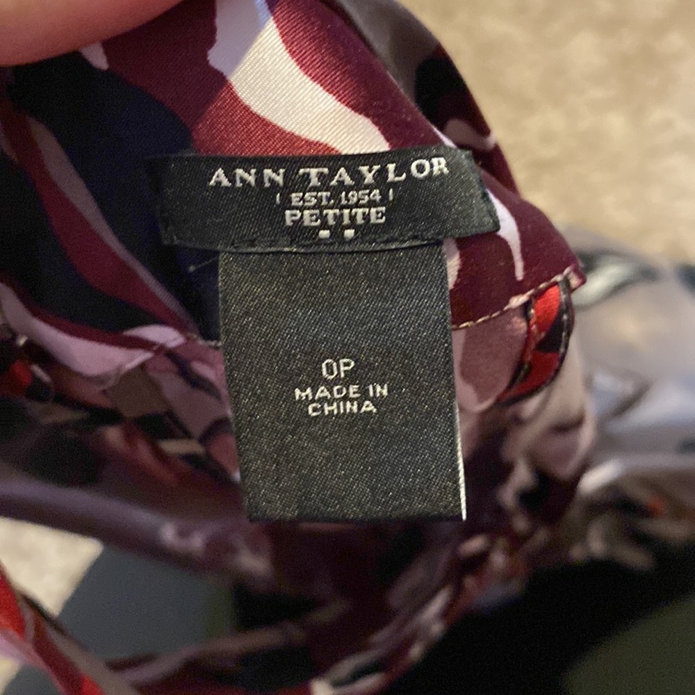 Ann Taylor 0P petite large Flower print halter top in gray. Side zipper - Picture 6 of 8